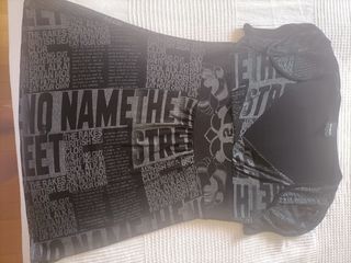 camiseta negra y gris