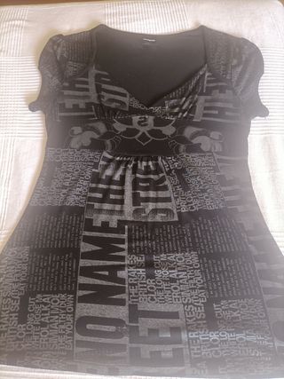 camiseta negra y gris
