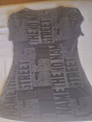 camiseta negra y gris