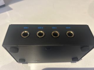 Amplificador de cascos de 4 salidas.