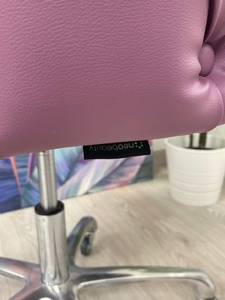 Silla para manicura Deco violeta con capitoné