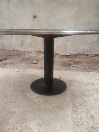 Mesa redonda de madera con cristal