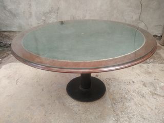 Mesa redonda de madera con cristal