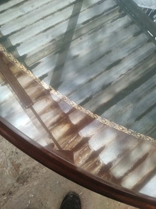 Mesa redonda de madera con cristal