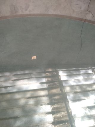 Mesa redonda de madera con cristal