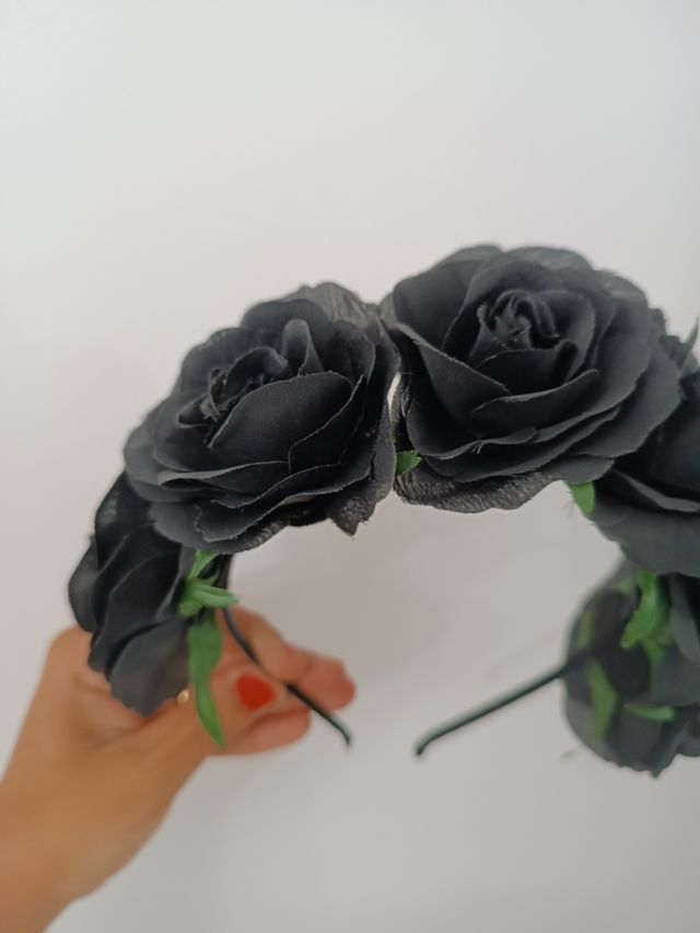 Tocado diadema rosas negras