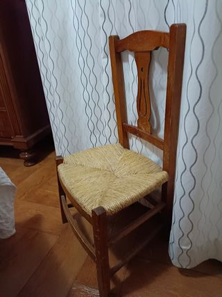 Silla antigua de madera.
