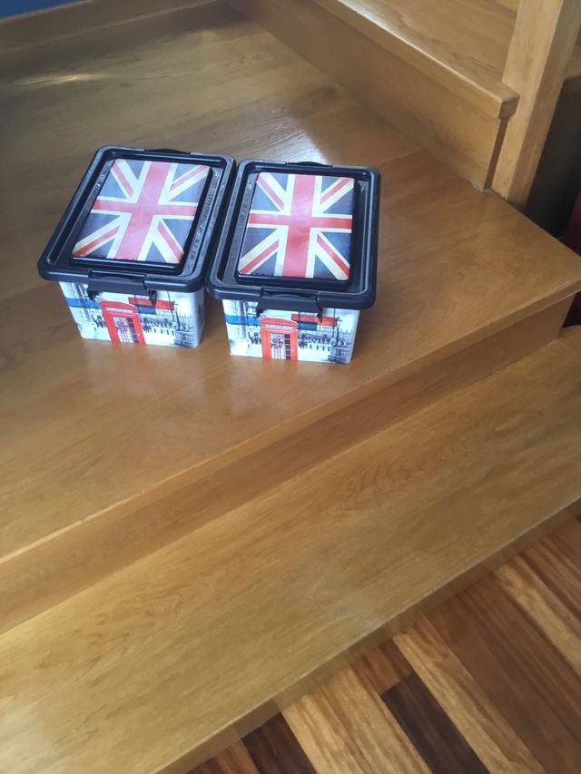 Dos contenedores de plástico por 8 euros