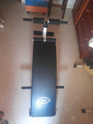 Banco de abdominales con dos pesas