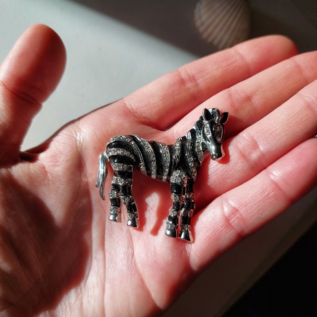Broche metal cebra