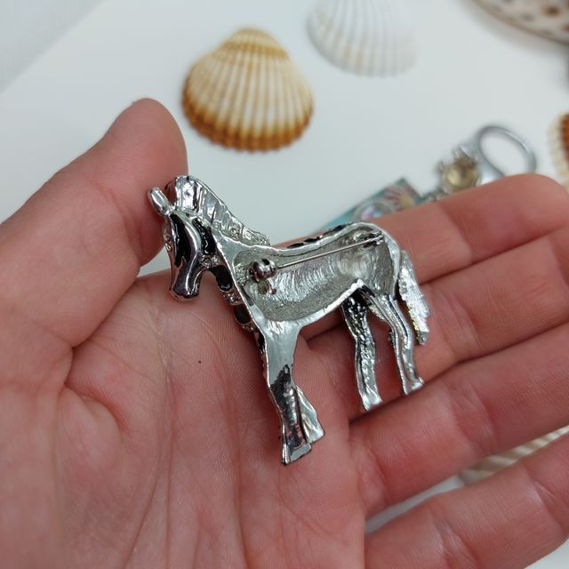 Broche metal cebra