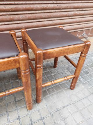 4 Taburetes de roble.