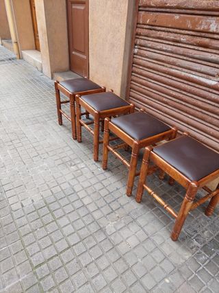 4 Taburetes de roble.