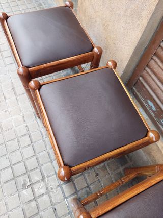 4 Taburetes de roble.