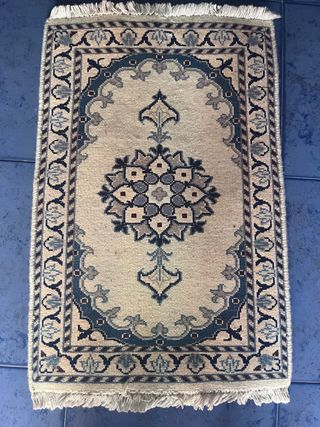 Alfombra persa pequeña.