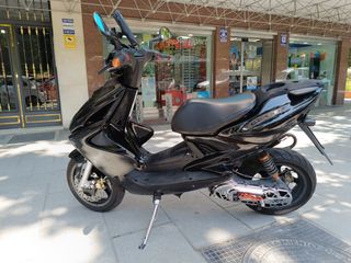 Yamaha aerox R DUERME EN GARAJE