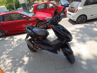 Yamaha aerox R DUERME EN GARAJE