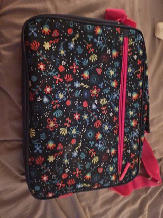 ordenador asun y un maletín de regalo