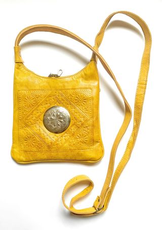 Bolso Bandolera de Cuero, Dimensiones 23x29x3cm