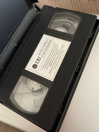 Película VHS NUNCA HABLES CON EXTRAÑOS