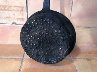 Sartén antigua para castañas de hierro forjado