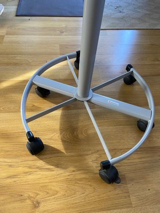 Soporte con ruedas para proyector y portatil