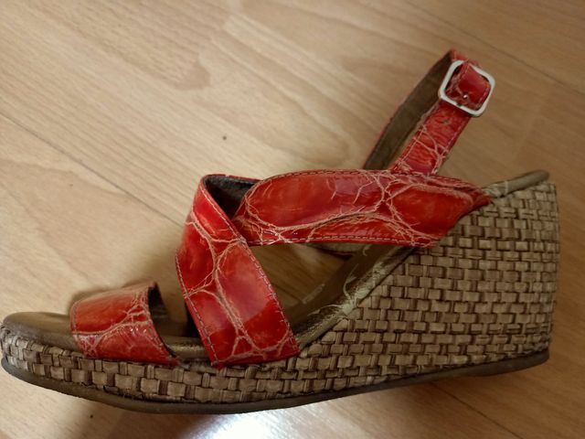 Sandalias cuñas piel rojo coral