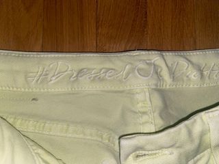 Pantalón pitillo color amarillo de Massimo Dutti