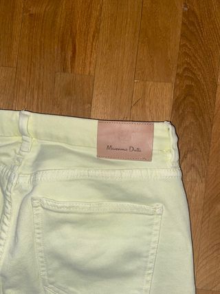 Pantalón pitillo color amarillo de Massimo Dutti