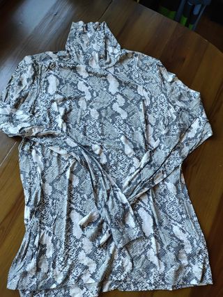 Camiseta cuello vuelto H&M.