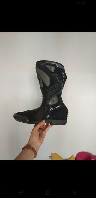 botas de moto y guantes de regalo