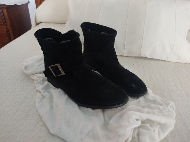 Botas piel serraje negras.