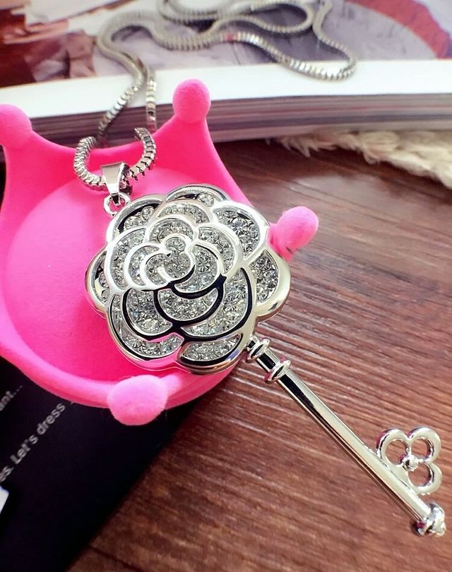 Colgante Bisuteria Llave de Flor Nuevo a Estrenar