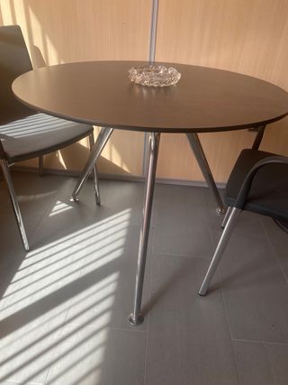 2 mesas redondas de fenolico, aluminio pulido