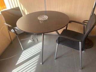 2 mesas redondas de fenolico, aluminio pulido