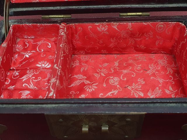 Antigua caja madera decorada con jade y remaches
