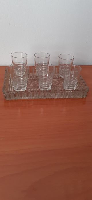 BANDEJA ANTIGUA DE CRISTAL CON VASITOS DE CRISTAL.