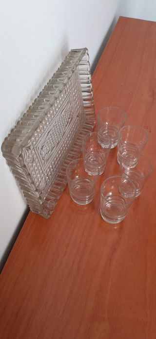 BANDEJA ANTIGUA DE CRISTAL CON VASITOS DE CRISTAL.