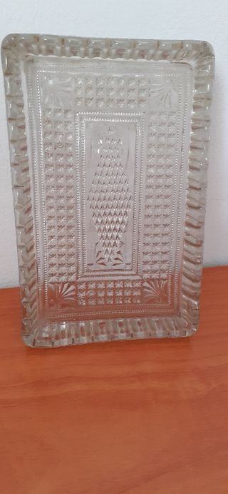 BANDEJA ANTIGUA DE CRISTAL CON VASITOS DE CRISTAL.