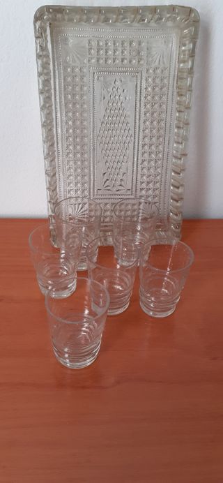BANDEJA ANTIGUA DE CRISTAL CON VASITOS DE CRISTAL.