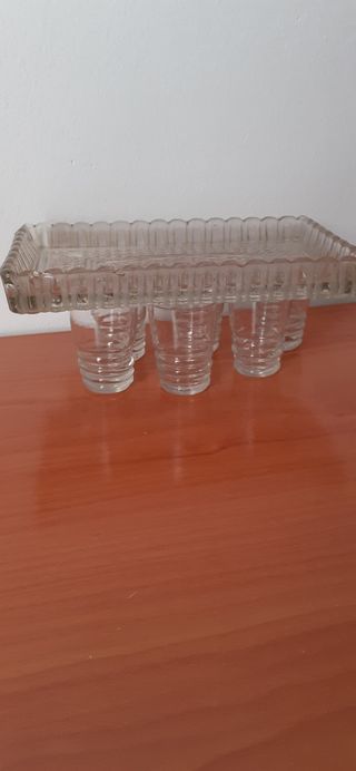 BANDEJA ANTIGUA DE CRISTAL CON VASITOS DE CRISTAL.