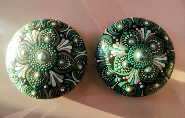 Piedra decorativa con mandalas