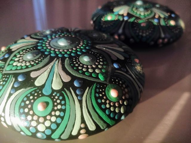 Piedra decorativa con mandalas