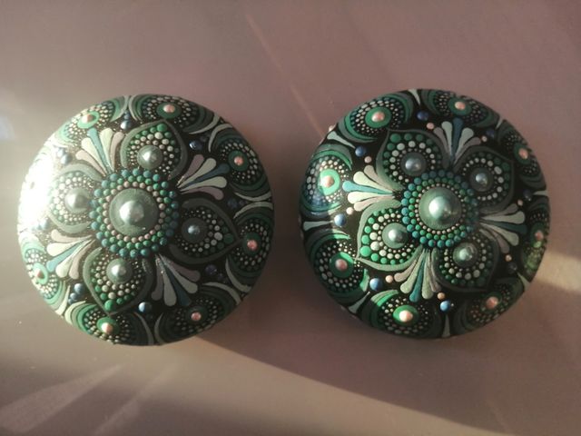 Piedra decorativa con mandalas