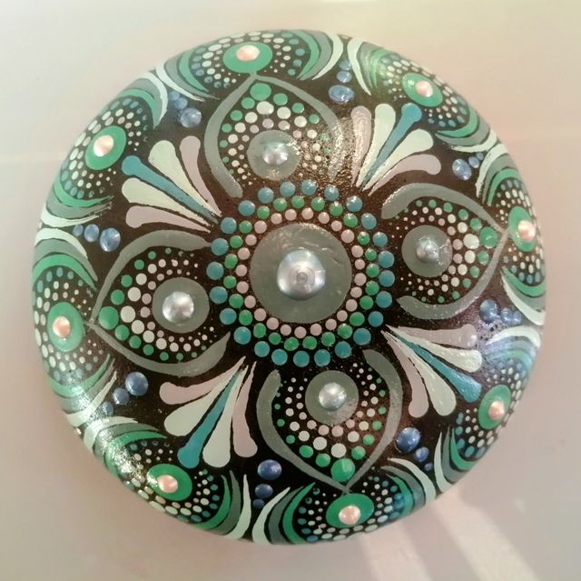 Piedra decorativa con mandalas