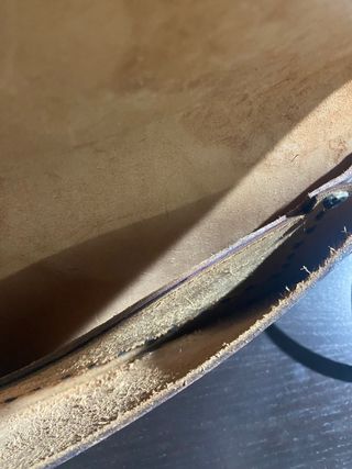 Bolso de cuero repujado