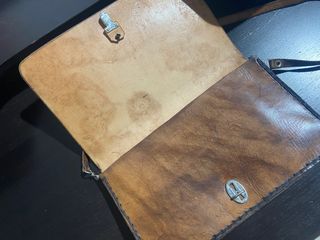 Bolso de cuero repujado