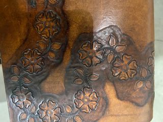 Bolso de cuero repujado