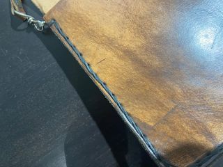 Bolso de cuero repujado