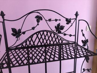 Estantería de hierro forjado. Detalles florales.